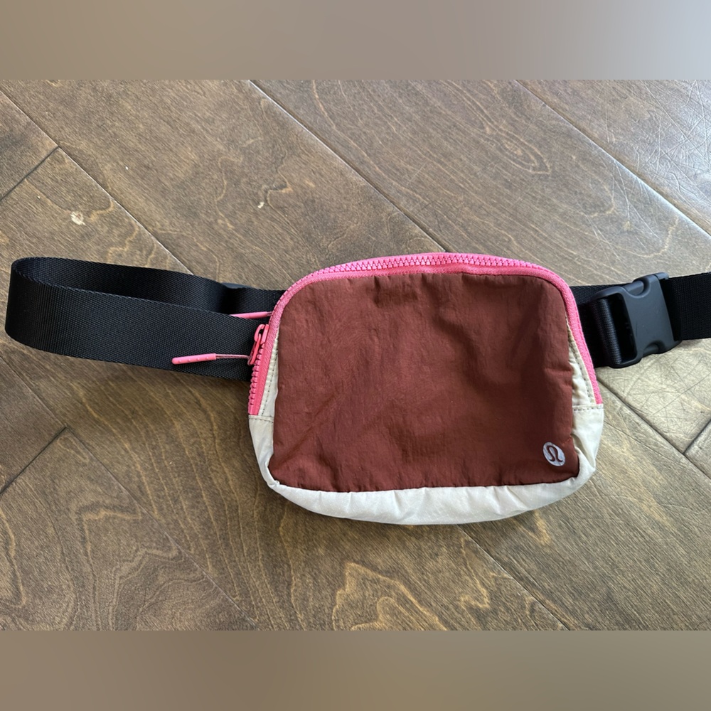 Lululemon Everywhere Belt Bag, Pink/Mauve/White
